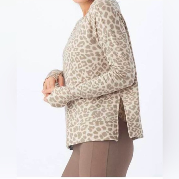 Glyder Lounge Long Sleevee in Oatmilk Leopard size M Soft - Picture 8 of 16
